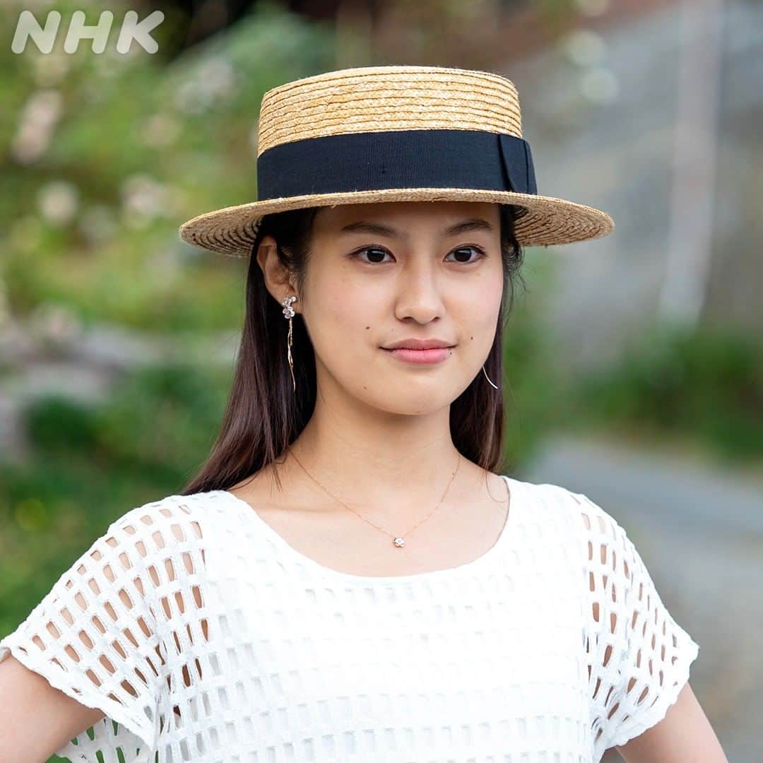 NHK「おかえりモネ」のインスタグラム：「☺ #おかえりモネ 人物紹介🐟【 #恒松祐里 】   百音の同級生・野村明日美  百音とは保育園からの幼なじみ👒 明るくおしゃべりな性格で、りょーちん ( #永瀬廉 ) のことが好き。 仙台の大学に進学してキャンパスライフを満喫中😄  🌞 #5月17日放送開始 🌞」