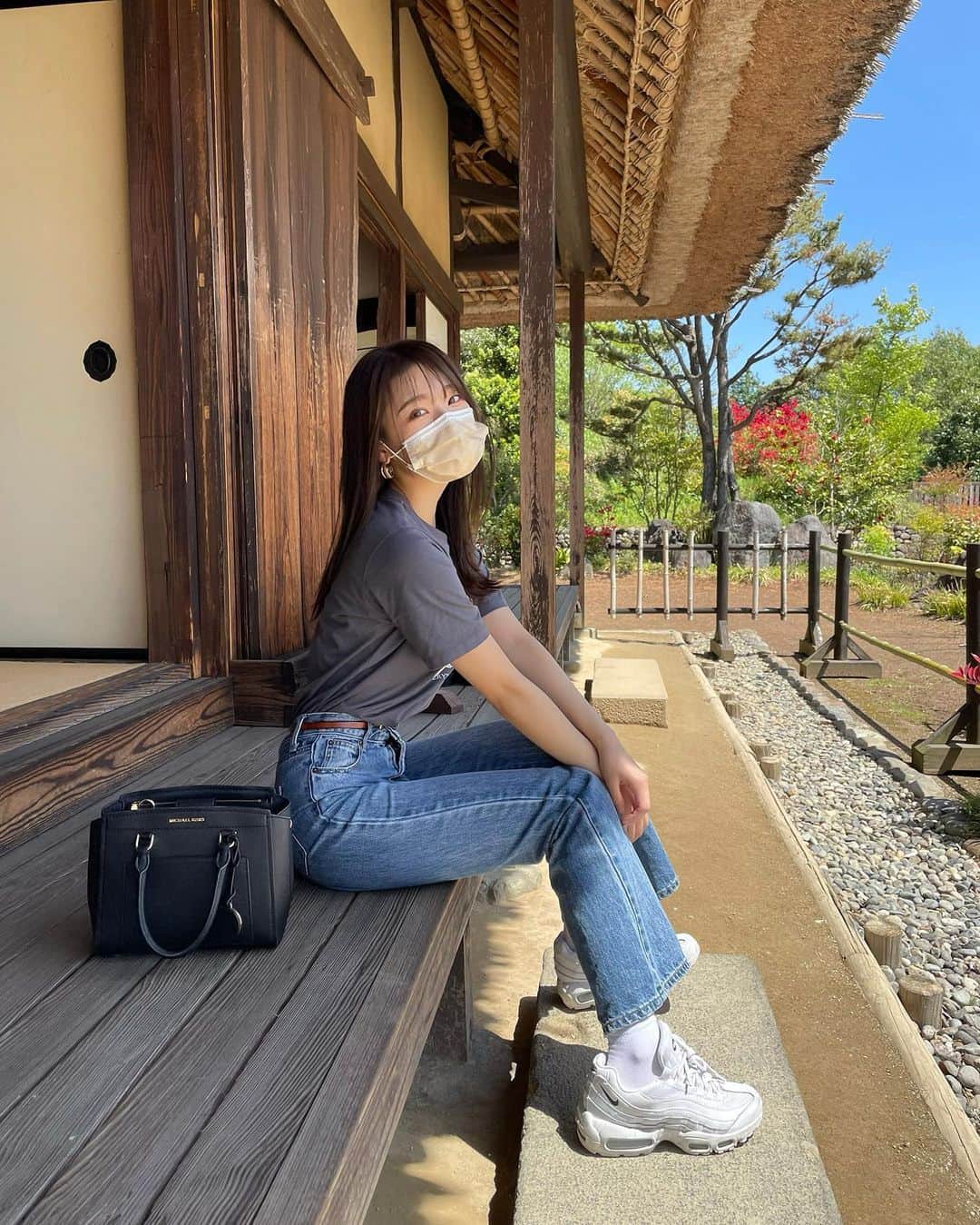 二瓶有加のインスタグラム：「. 今日もいい天気〜🌞 . 最近私服はカジュアル寄り。 新しいスニーカー欲しいな👟❤︎ #昭和記念公園　#私服　#デニム　#nike  #カジュアルコーデ」