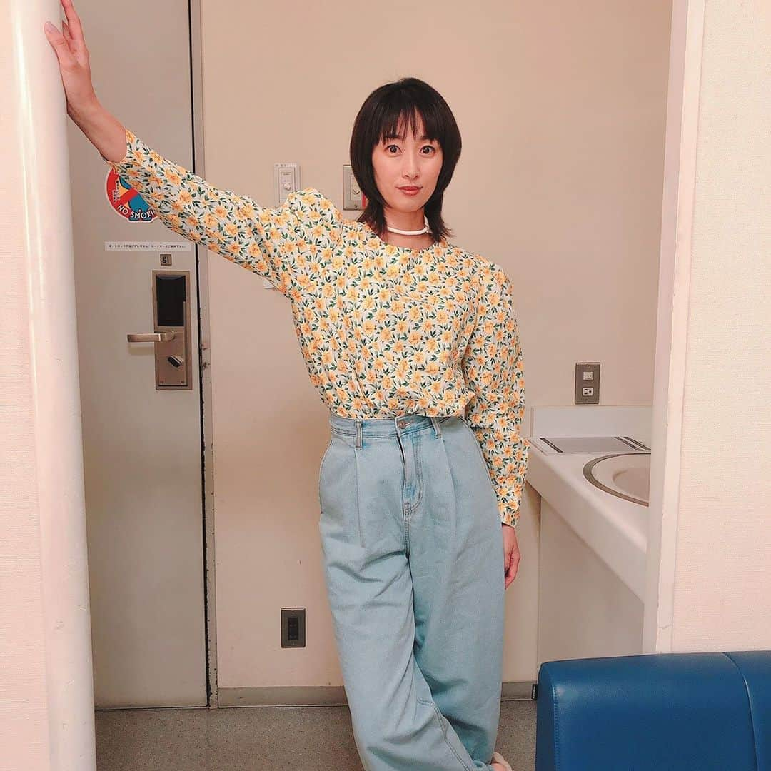 坂下千里子さんのインスタグラム写真 - (坂下千里子Instagram)「衣装 .  tops... @saaageboutique  denim... @saaageboutique  . #かっこ付け方が#昭和#昭和生まれ」4月19日 15時09分 - chiriko_sakashita_official