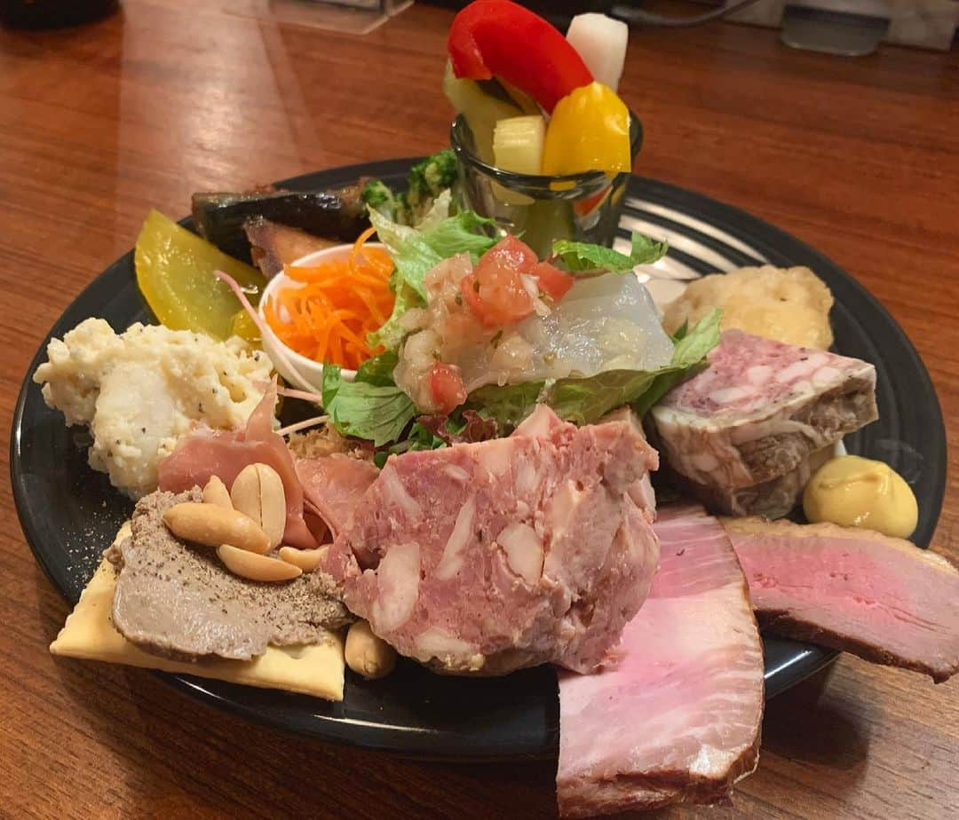 川村まりさんのインスタグラム写真 - (川村まりInstagram)「@trattoria_mocchi   お肉！神戸三宮にあるビストロイタリアン🥩お肉が美味しくない訳はない。という話。 てんこ盛り前菜盛り合わせ💕  #神戸グルメ#三宮グルメ#神戸ディナー#三宮ディナー」4月19日 15時11分 - marimari725