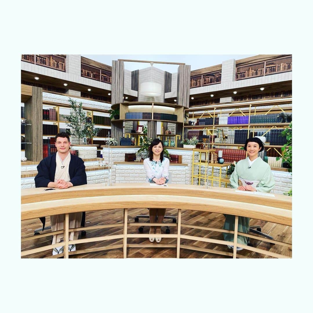 はなさんのインスタグラム写真 - (はなInstagram)「お知らせするのが遅くなりました(● ˃̶͈̀ロ˂̶͈́)੭ꠥ⁾⁾きのう放送のテレビ愛知「サンデージャーナル」に出演させていただきました！今回は愛知県西尾市の美味しい抹茶の話題をお届け(๑˃̵ᴗ˂̵)番組でも西尾の美味しい抹茶をいただきましたよ(๑･̑◡･̑๑)最後に出演者の日本茶の伝道師ブレケル・オスカルさんと、いとうまい子さんと記念撮影。いとうさん、子供の頃から観ていますがまったく変わってなくて、隣でジロジロしちゃいました(΄◉◞౪◟◉｀) そして、今回はコバヤシクミさんに着物のスタイリングと着付けをお願いしました！帯の柄は「有職（ゆうそく）文様」の一つで、平安時代の貴族が好んで身につけていた柄だそう。カラフルな装いで気持も晴れやかに(⁎⁍̴̆Ɛ⁍̴̆⁎) ヘアメイクは福沢京子さんでした✌︎('ω')✌︎ #テレビ愛知 #サンデージャーナル」4月19日 15時28分 - hanalovestaco