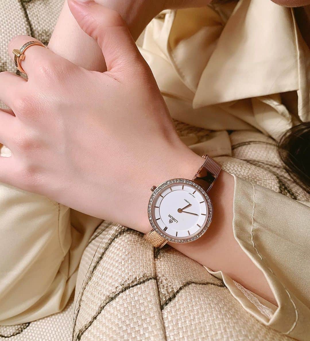 ?????さんのインスタグラム写真 - (?????Instagram)「. 最近ずっと付けてる時計は @loborjapan の⌚︎ LOBORの時計はもう何個か持ってるんだけど上品で可愛くてどんな格好にも合うからしょっちゅう付けてる☺️  クーポンコード【juliacx2】で割引してもらえるみたいなので使ってみて🤞💙 もちろんメンズもあるよ🧑‍🦱 . . #lobor #ロバー #腕時計 #手元倶楽部 #ファッションウォッチ #ギフト」4月19日 16時28分 - julia__0917