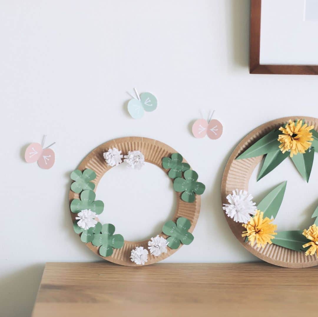 きなこのインスタグラム：「全部紙で作った春の花リース🌸 昨日の投稿で載せた画用紙で作る紙のたんぽぽと、白い画用紙で作ったシロツメクサも☘紙皿に貼って、リースにしてみました。春の野花って可愛くて癒される☺️  息子のいろんな可愛い言い間違いが成長とともに自然と訂正されていくけれど、「たんぽぽ」は未だに「たんぽこ」のまま👀  リビングのエバーフレッシュにも春がやってきて、たんぽぽの綿毛みたいなふわふわの花が咲きました☺︎  紙のお花、作り方をブログでまとめてます🙌 → @kinako_710」
