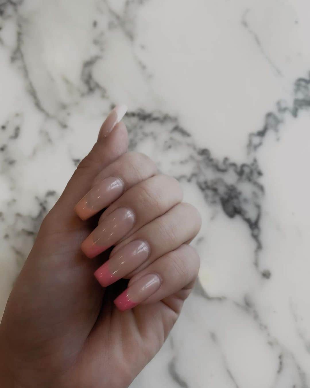 小原優花のインスタグラム：「今回のピンクフレンチNAIL💗💗💅 親指から小指にかけてグラデーションで少しずつ濃いめになっています🥰💓💓  elle nail新宿店様でやっていただきました♡🦋  ご予約はホットペッパーbautyからがお得です🙆‍♀️💕  ▼elle nail 新宿  @ellenail_shinjuku   ▼elle nail 渋谷  @ellenail_shibuya   いつもスピーディーに綺麗で可愛いネイルにして下さって、ありがとうございます🙇‍♀️💗✨  #nail #ネイル #フレンチネイル #pink #グラデーション #ジェルネイル #ellenail #新宿 #渋谷」