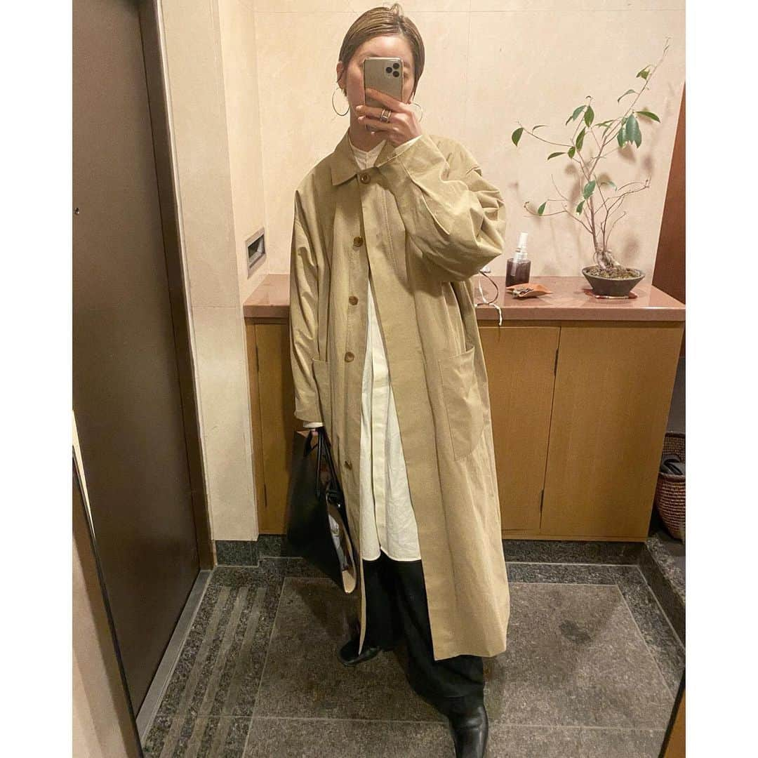 吉田怜香さんのインスタグラム写真 - (吉田怜香Instagram)「こないだの 雨で肌寒かった日の #よしだ_服   髪ぴたにして シュッとマニッシュなので おおきめのフープピアスでバランス。  家族で買い物🌷 これにベビーカー◯」4月19日 17時04分 - reikayoshida_