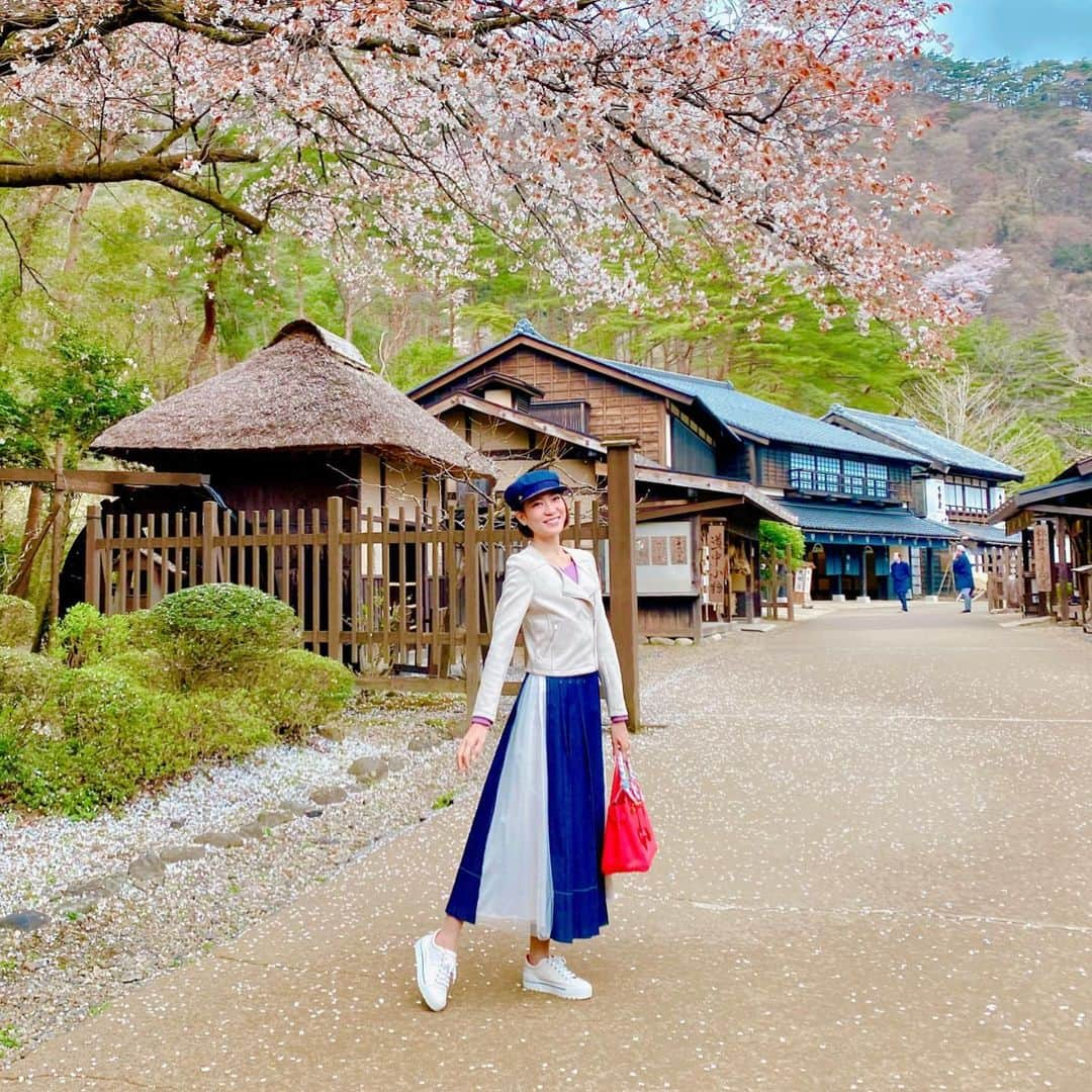 坂井雪乃のインスタグラム：「大河にハマって江戸村に🥷🏯 桜と屋敷が相まって情緒ある風景でした🌸✨  篤姫を毎日少しずつ観るのが楽しみだったけど、残り10話ほどに🥺 クライマックスに向けて高まっています❣️  みんなのおすすめの大河はなんですか？☺️✨  #江戸村 #日本 #大河 #篤姫 #美脚製造トレーナー  #美脚トレーナー」