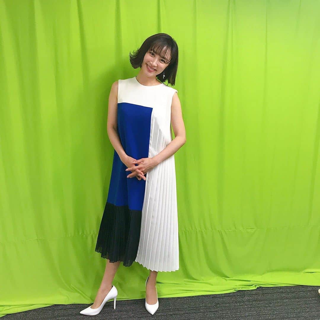 山口もえのインスタグラム：「・  人生初！！ 日経xwomanさんとhoyuさんがコラボした オンラインイベントに参加させて頂きました♡ とくに私は40代になってから身体の変化や体調の不安や悩みが多くなってきました💦 あら・・・ 昔は徹夜しても大丈夫だったのに！とか 無理をすると化粧のノリが悪くなったり 白髪こんなにあったっけ？とか。笑 年齢と共に変化する体とどう向き合っていけば良いのか アンチエイジングドクターの 日比野佐和子先生とご一緒に なかなか聞きたくても聞けない女性が抱える 共通の悩みをお話させていただきました😊 無料ですので是非ご参加頂けたら嬉しいです💕 先着順みたいです♡ 人数に達すると締め切るそうで💦 良かったらお早めに応募してみてくださいね👀✨ 私のHPからもとべるそうです🏃‍♀️🌈  ◆  日時：4月28日（水）20:00～20:45 ◆  主催：日経xwoman ◆  協賛：ホーユー株式会社 ◆  無料/事前登録制（先着順）  https://project.nikkeibp.co.jp/event/nxw210428/  #人生#初！！ #オンラインセミナー #女性のみなさまには #是非観てもらいたいです💓💓💓 #日比野佐和子先生 #日比野先生可愛すぎた😍 #山口もえ  #あんなこともこんなことも・・・ 色々語りましたとも！！笑 #PR」