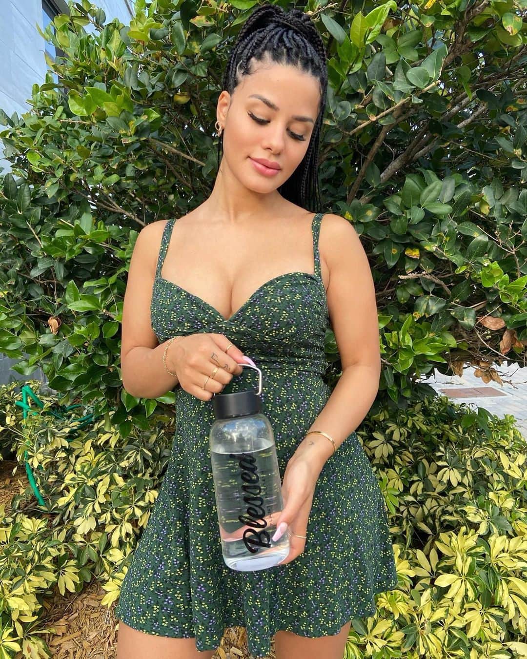 Katya Elise Henryさんのインスタグラム写真 - (Katya Elise HenryInstagram)「Drink water and mind your business today 💧 I am obsessed with the new @blessedprotein glass water bottles! Helps me with my water intake so much & look how cuuuute it is! A must have. For 10% off your whole order use code katya10 at checkout on www.ehplabs.com」4月20日 3時05分 - katyaelisehenry