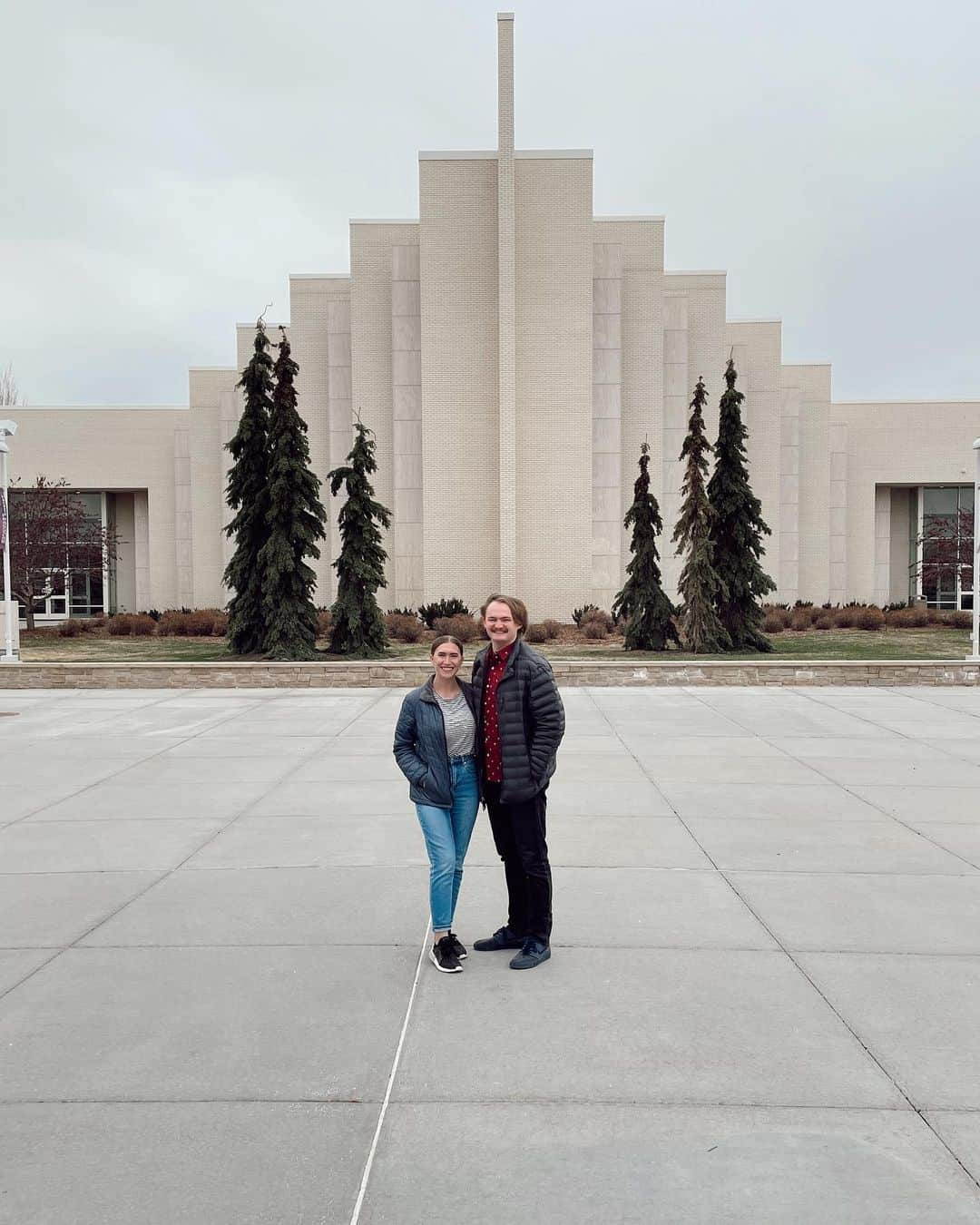 イーディ・キャンベルのインスタグラム：「our last first day at byu-i & it’s bittersweet. happy spring semester from the SNOW🥲  (swipe to see my first day in 2018 lol)」