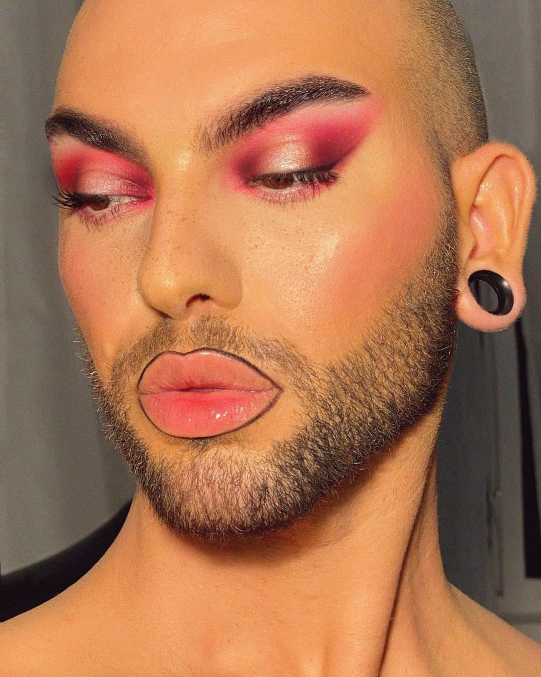 A riel D iazのインスタグラム：「Hi babe 🥺🥰  @natashadenona circoloco palette on the eyes. @rarebeauty liquid touch foundation & concealer as well as perfect strokes liner on the eyes and lips.  @artistcouture lotus love blush. @rcma no color pressed powder. @colourpopcosmetics clear gloss.  @danessa_myricks power bronzer cream.  @maccosmetics chestnut liner for freckles.」