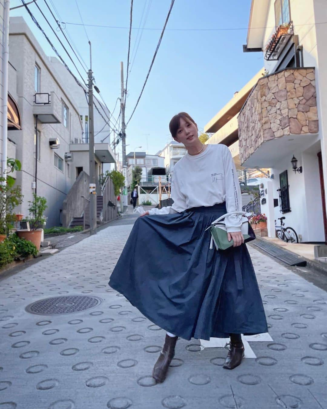 本田翼さんのインスタグラム写真 - (本田翼Instagram)「🟦 @aton_tokyo のふんわりスカート☁️ @loewe の #パズルバッグ @jane____smith の万能なロンT @todayful_ の歩きやすいブーツ 全部お気に入りです☺️ #岩盤浴帰り #ほんだのふく」4月19日 19時12分 - tsubasa_0627official