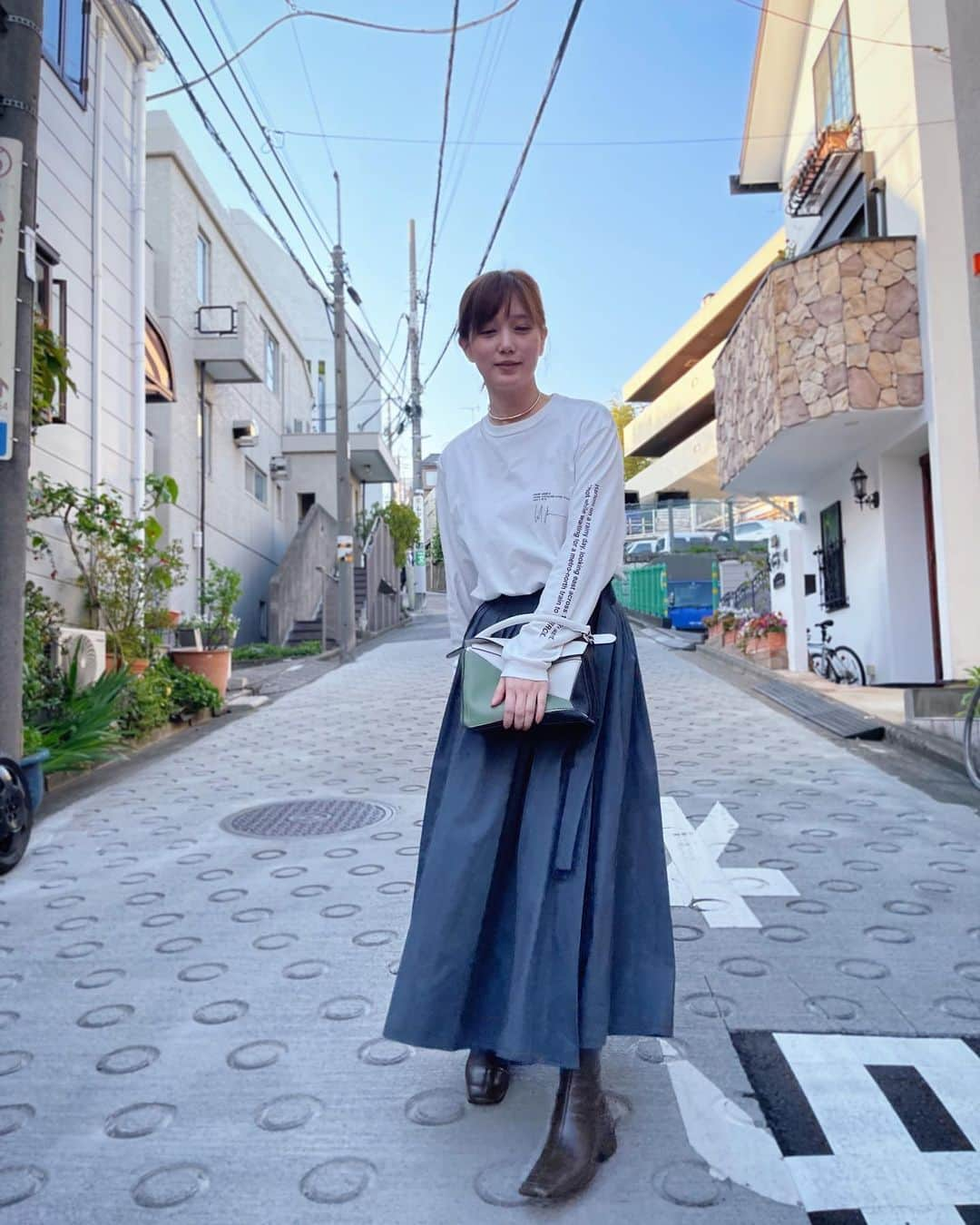 本田翼さんのインスタグラム写真 - (本田翼Instagram)「🟦 @aton_tokyo のふんわりスカート☁️ @loewe の #パズルバッグ @jane____smith の万能なロンT @todayful_ の歩きやすいブーツ 全部お気に入りです☺️ #岩盤浴帰り #ほんだのふく」4月19日 19時12分 - tsubasa_0627official