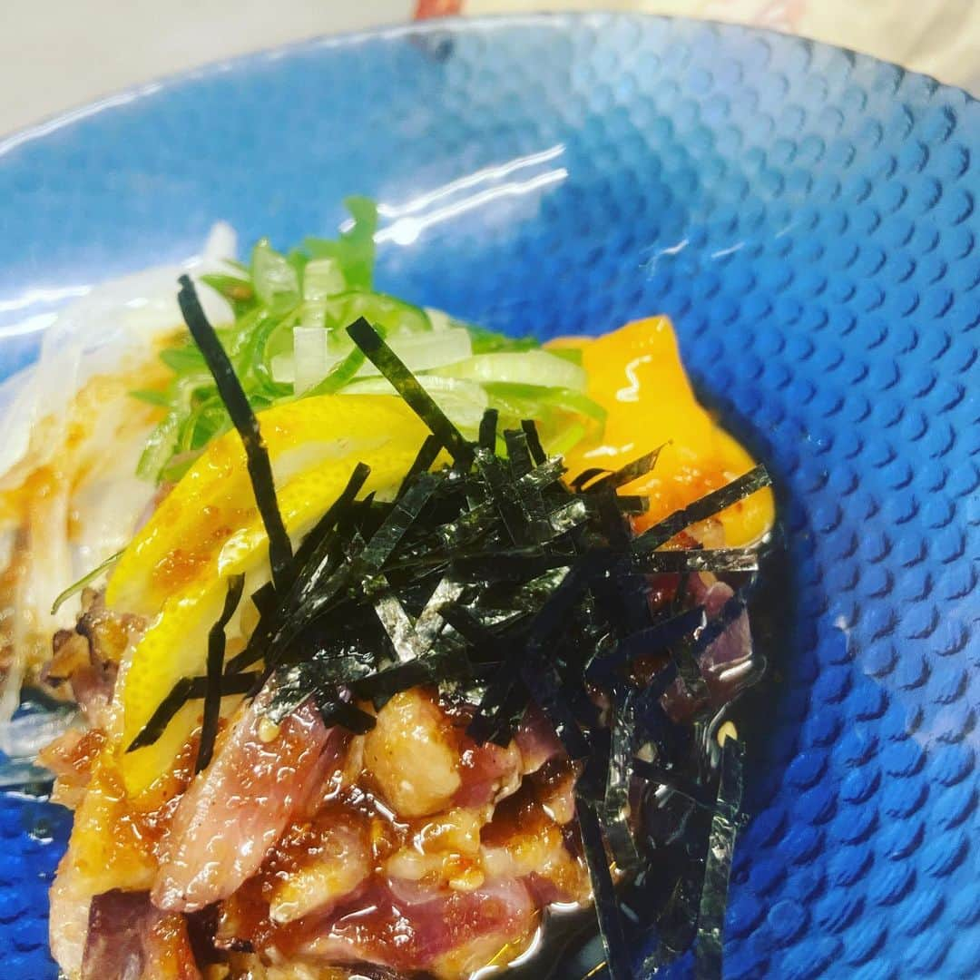 鶏魚 谷町さんのインスタグラム写真 - (鶏魚 谷町Instagram)「「鶏ももレモンユッケ」 ¥600  先日食べた過ぎて鳥刺し食べましたが、ウチでは鶏もものタタキを！ 生肉好き様いらっしゃい！ #鶏魚#谷町4丁目#谷町#貝#牡蠣#飲み放題#セルフ飲み放題#利き酒#利き日本酒#日本酒#唐揚げ#飯テロ#酒テロ#煙草#タバコ#喫煙可能店#昼飲み#昼呑み#生肉#鳥刺し」4月19日 19時28分 - toriuotanimati