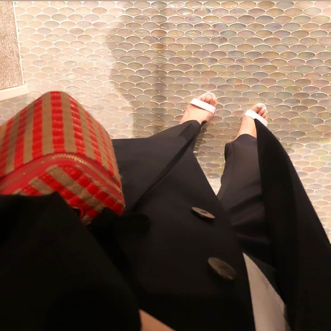 外村久美子さんのインスタグラム写真 - (外村久美子Instagram)「・ 久しぶりに履いた7センチヒール。身体は正直ね。 只今、足の指攣ってますw🦵 #ootd #manoloblahnik」4月19日 19時27分 - kummy153