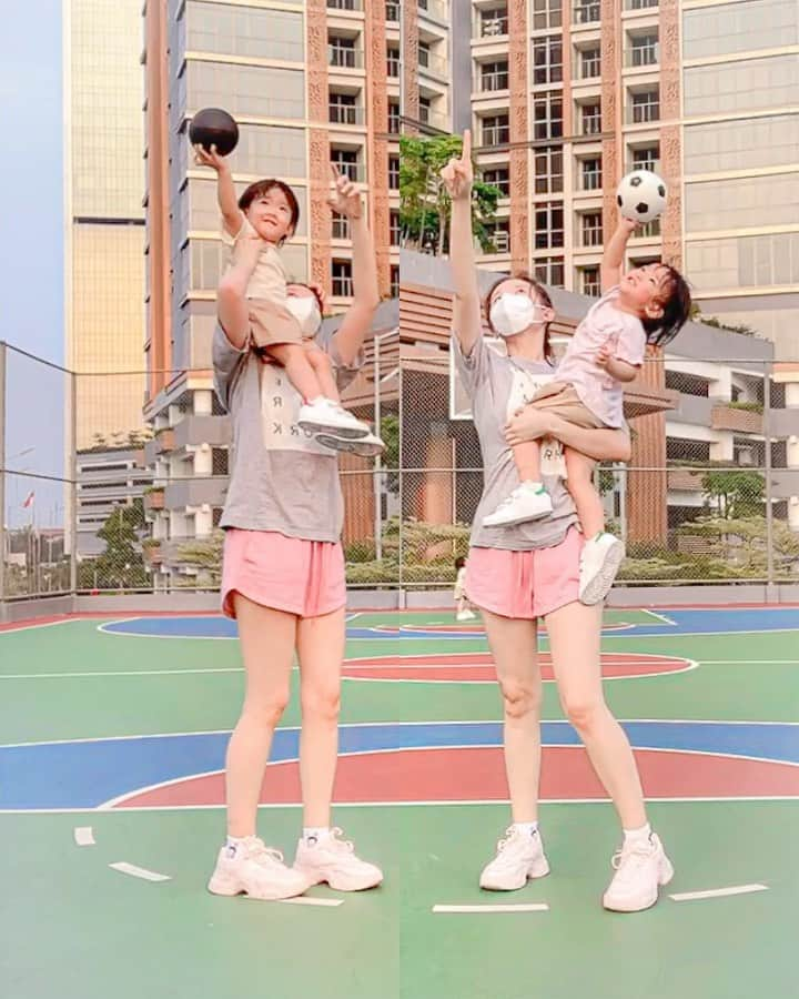 ジェシカ・ヤマダのインスタグラム：「Basketball day with @jessbebes ⛹🏻‍♀️🏀⁣ But also, soccer day ⚽️, and bullied mamma day. 🤪⁣ Watch the full version (8,5mins fun!) on @jessbebes IG 👏 ⁣ #jessbebes #antjess #lifewithtwins #basketball」