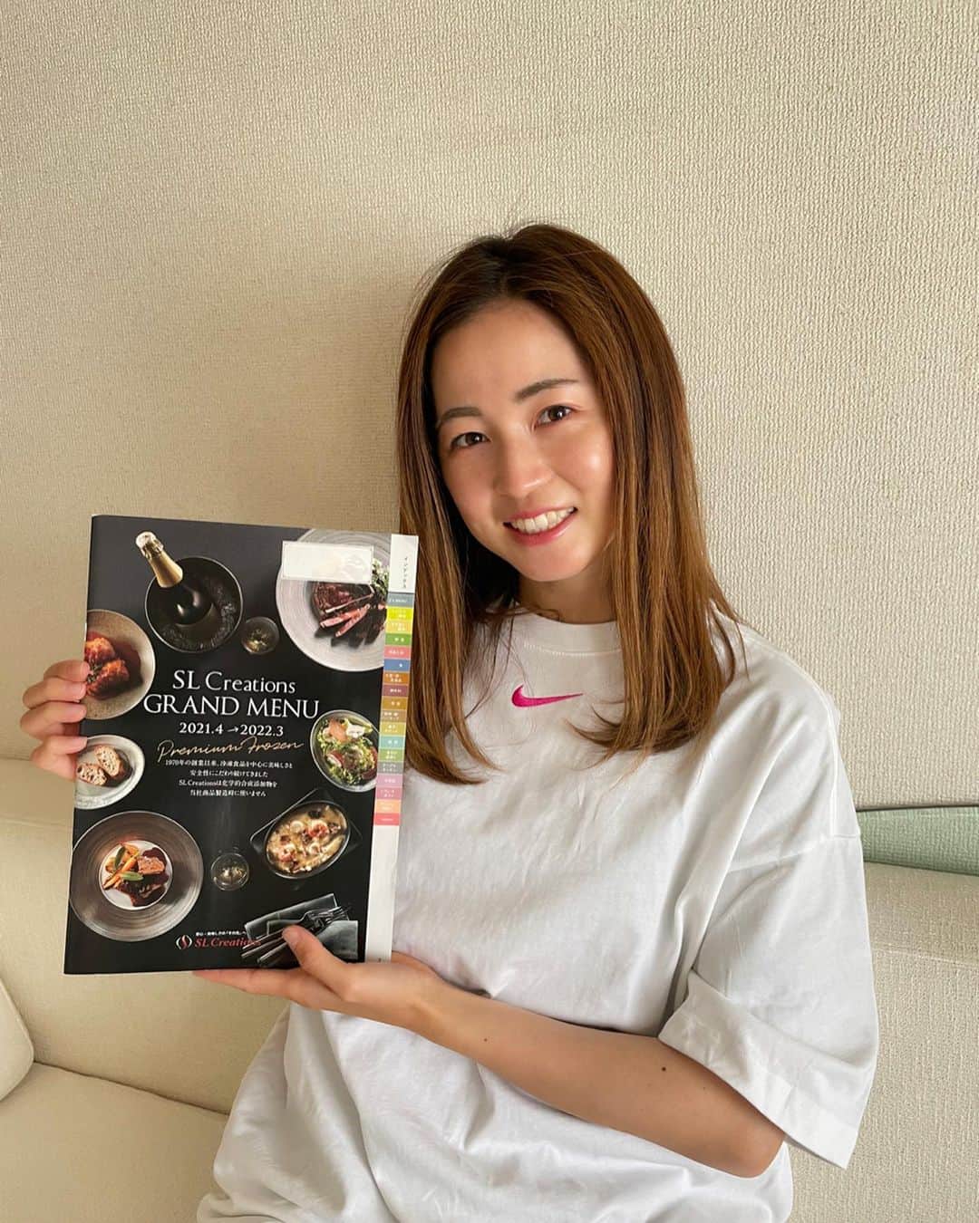 清水梨紗のインスタグラム：「. @slcreations_official  新しいメニューが届きました✨  高品質の食材がいつも届きます🙇‍♀️ 産地や飼育環境、物流にもこだわり 安心安全です💓 次また届くのが楽しみです！！  …2枚目りきくん🐶 すごいきめてる。笑 何故が写真撮るといつも入ってくるなー🤭🤭  #slcreations  #安心安全な食材 #お取り寄せ #slcreationsのある暮らし  #定期便  #こだわり飼料」