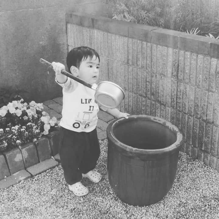 知念芽衣のインスタグラム：「庭の水やり🌹 自分にも水やり😳  今日の息子のおじさん感😂  #1歳半  #1歳半のおしごと」