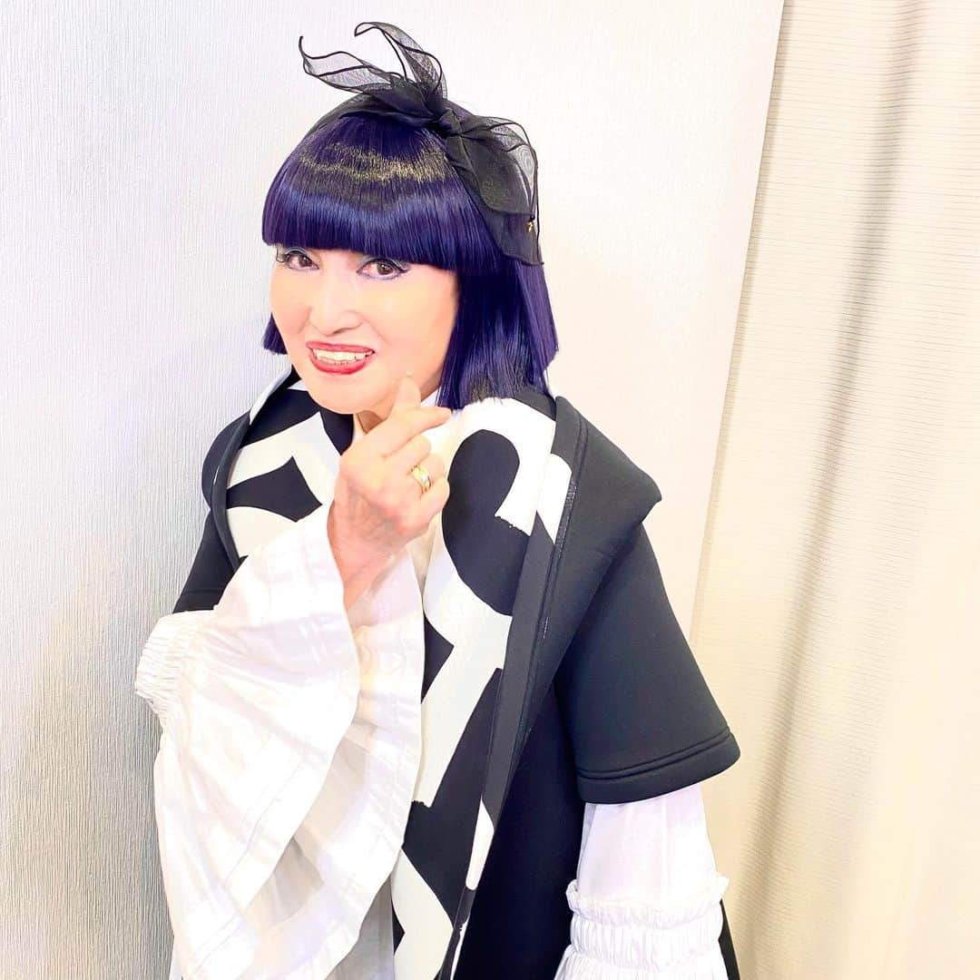 黒柳徹子さんのインスタグラム写真 - (黒柳徹子Instagram)「今日は、「徹子の部屋」本番3本。このお洋服、キュンです。」4月19日 20時16分 - tetsukokuroyanagi