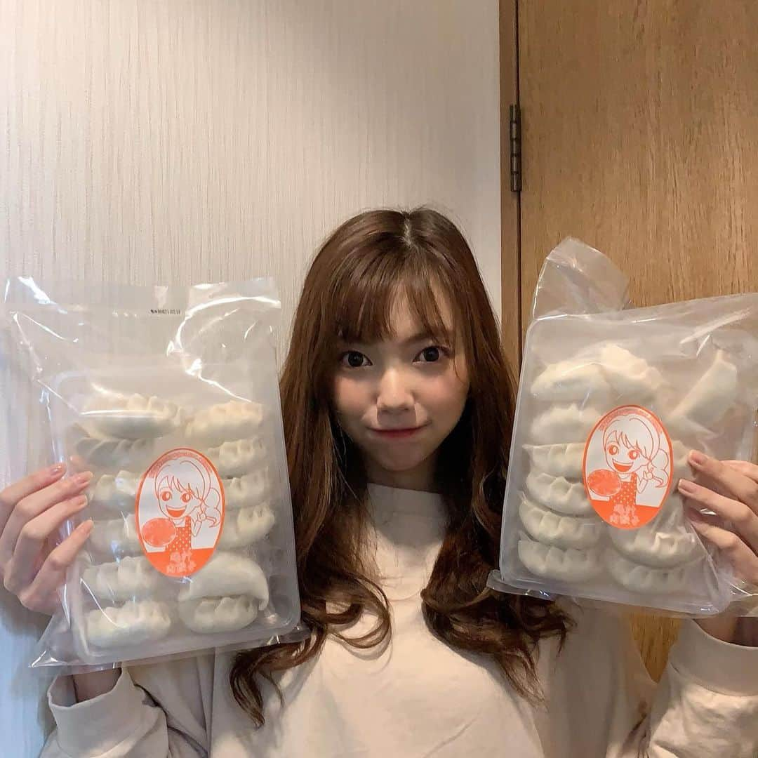 加藤里奈（カトリーナ）さんのインスタグラム写真 - (加藤里奈（カトリーナ）Instagram)「みきママから誕生日プレゼント🎁 自宅にみきママさんがプロデュースしている 爆汁肉餃子とケーキが届きました〜🥟🎂  私は餃子が大好物なんですが、 その中でも爆汁肉餃子が大大大好き😍😍😍 何度も通販でリピート購入しています👍  豪徳寺タルトは初！！！ 3種類ともとーっても美味しそう🤤  めちゃくちゃ嬉しかったです😭✨ ありがたーく頂きます💕  みきママ @mikimama_official さん ありがとうございます😊🙏✨  #みきママ #爆汁肉餃子 #餃子パーティー #餃子女子 #餃子好きな人と繋がりたい #餃子好き #豪徳寺 #豪徳寺タルト #二代目龍太郎 #誕生日プレゼント #郵便」4月19日 20時19分 - rinakatoktriiina