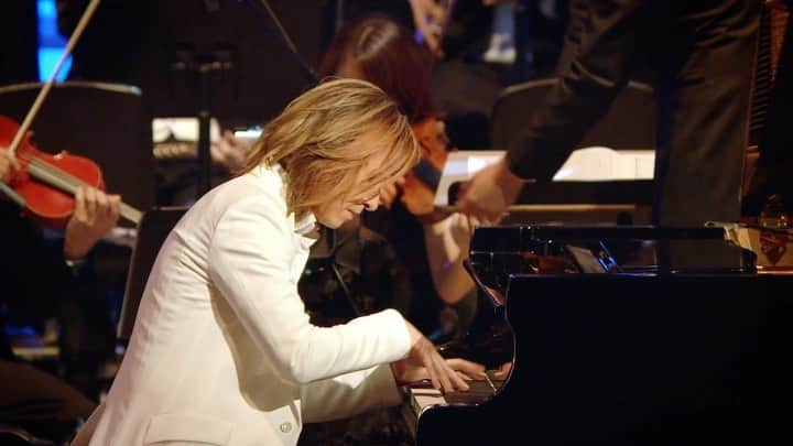 YOSHIKIのインスタグラム：「Again, drums or piano?  ドラムかピアノか Video part 4  Full ver-> https://www.youtube.com/watch?v=cZuSIb8gBSA  CarnegieHall - Piano Concerto Anniversary composed by YOSHIKI カーネギーホール ピアノ協奏曲 アニバーサリー  #yoshiki #xjapan #drums #piano #carnegiehall #nyc #classical #anniversary #pianoconcert #pianoconcerto #カーネギーホール ＃ピアノ　#ドラム　#ピアノ協奏曲　#アニバーサリー」