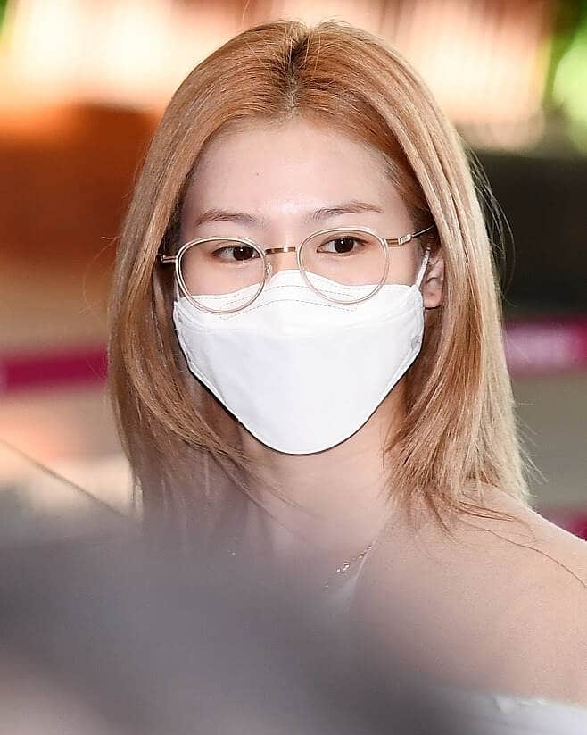 サナさんのインスタグラム写真 - (サナInstagram)「210419 heading to Jeju island ーーーーーーーーーー Follow > @sana.twice.kr < . @twicetagram #TWICE#트와이스#ONCE#Sana#사나 #Nayeon#나연#Jeongyeon#정연#Momo#모모#Jihyo#지효#Mina#미나#Dahyun#다현#Chaeyoung#채영#Tzuyu#쯔위」4月19日 20時28分 - sana.twice.kr