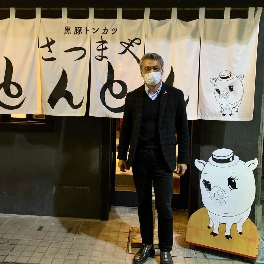 渡辺裕之のインスタグラム：「黒豚トンカツさつまや とんとん ヒレカツ めちゃうま！ 鹿児島の六白黒豚 竹炭を練り込んだ黒いパンから作ったパン粉の衣はサックサク(^^) #さつまやとんとん  #都立大学  #六白黒豚  #竹炭パン粉」