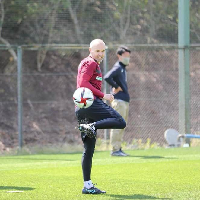 アンドレス・イニエスタさんのインスタグラム写真 - (アンドレス・イニエスタInstagram)「😊⚽️ Buenas sensaciones  良い感じです   #Recovery @visselkobe」4月19日 20時32分 - andresiniesta8