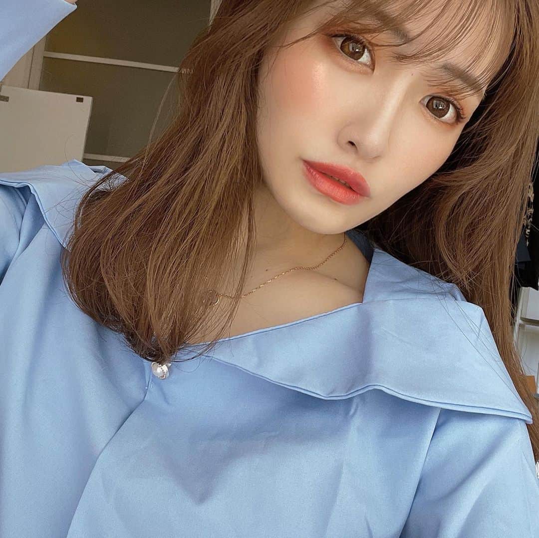 餃子のりさちゃんのインスタグラム：「暖かい季節は#テラコッタメイク にしがち🍊🧡  オレンジってハッピー感出るやん？ 偽装ハッピー女子🤫🤫  #イエベメイク」