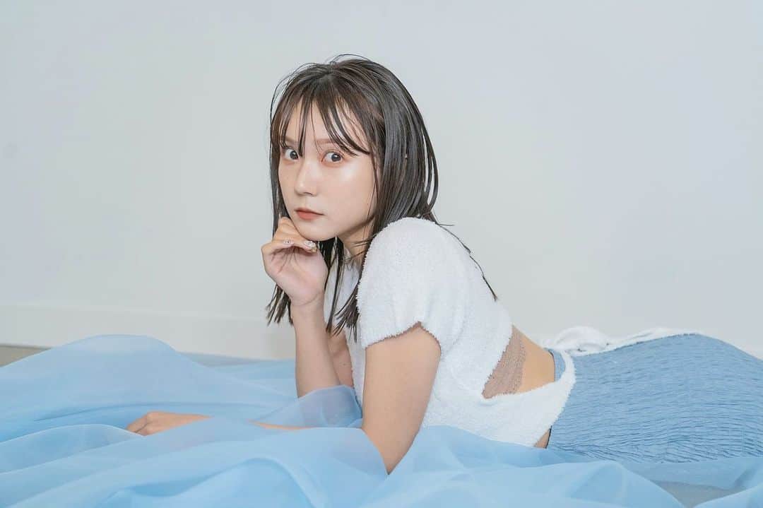 小瀬黎奈のインスタグラム：「🛁🪞💠🌧🧊🌼💙」