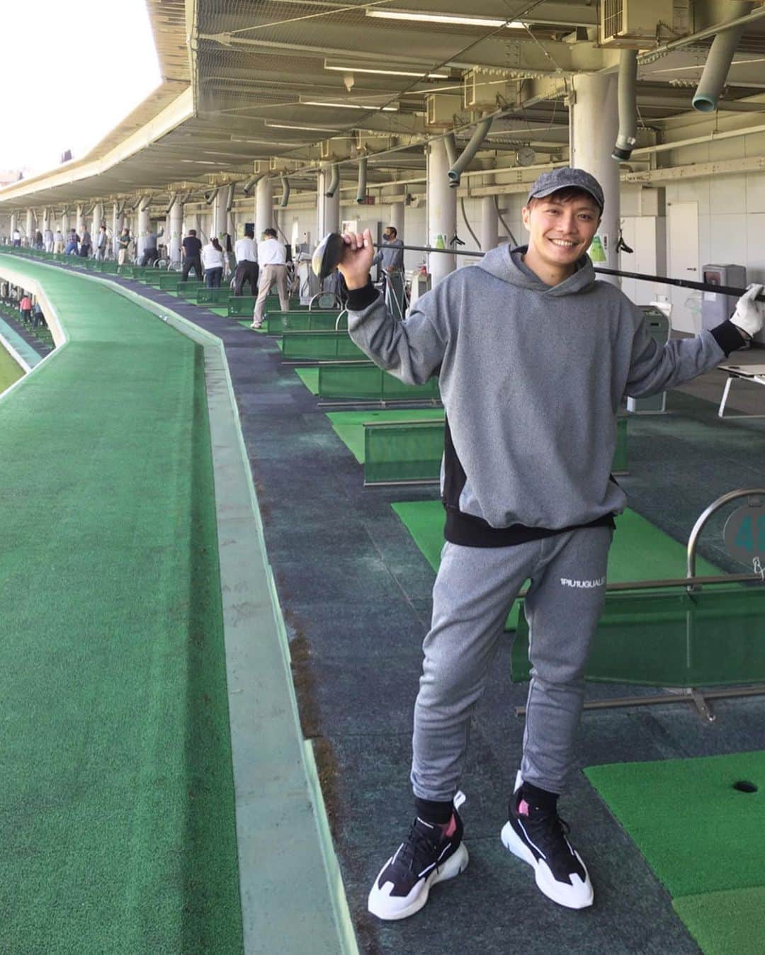 平宮博重さんのインスタグラム写真 - (平宮博重Instagram)「朝イチ、ゴルフ打ちっぱなし⛳️🏌️‍♂️ 力入りすぎて手の皮剥けたlol #golf #ゴルフ部 #ゴルフ @1piu1uguale3_golf」4月19日 20時51分 - hiroshige_narimiya