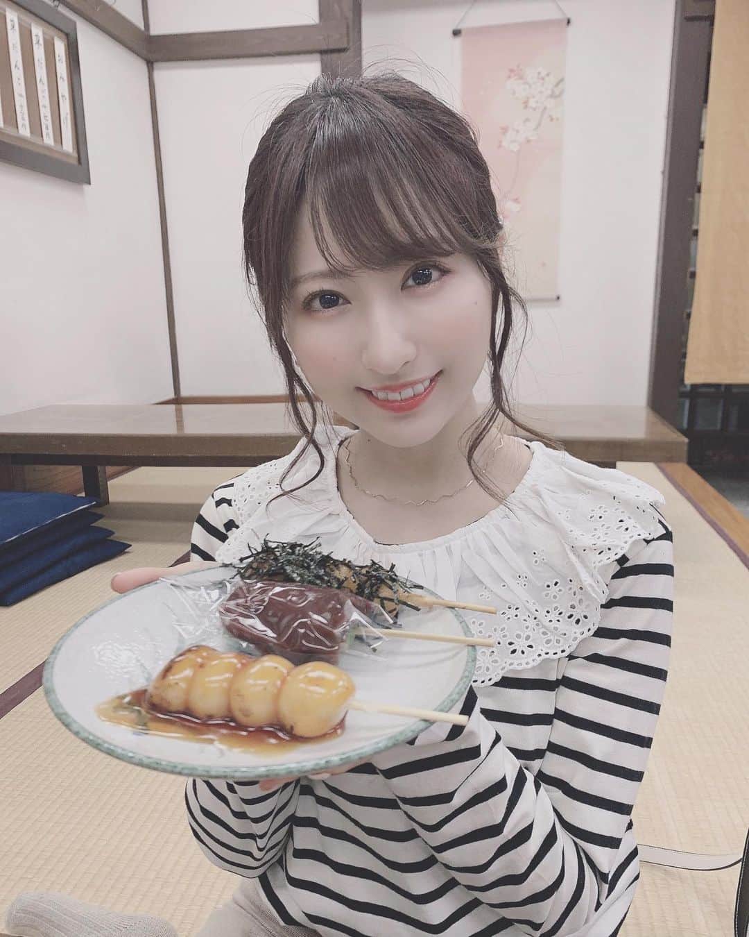 小桃音まいのインスタグラム：「🍡 . 食べ歩きの日！ お散歩してたら行き着いたお団子🎑 . 人生初の葛飾柴又〜 ふだんはあんまりお団子食べないけどもっちもちで虜になりました、、❤︎ . . みんなは何餅がいちばんすき？」