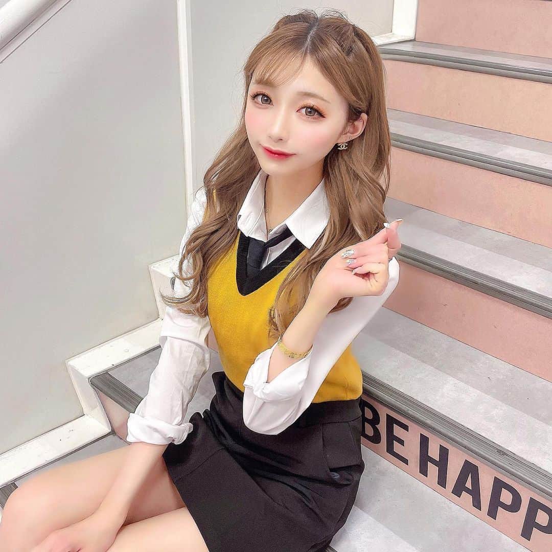 のインスタグラム：「カラシ色制服にした💛 マルキューばえるところ結構あったよ😝😝 韓国制服かわいい🥺✨✨ #shibuya109 #渋谷109 #マルキュー#バービー人形#衣装レンタル#渋谷カフェ #制服レンタル#韓国制服レンタル#韓国制服#制服コーデ#制服#choa#choajapan #コスプレ  #からし制服 #制服プリ #制服ディズニー #ハーフツイン #おそろコーデ  #韓国カフェ#교복스타그램#교복#인생네컷#インスタ映え#韓国ヘア#韓国コスメ#韓国グルメ#韓国メイク#韓国好きな人と繋がりたい#schooluniform」