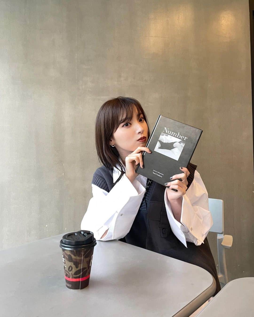 谷川菜奈さんのインスタグラム写真 - (谷川菜奈Instagram)「スタイルブックのサンプルが 手元に〜🥺🤍✨ 嬉しくてたくさん撮ってしまった🥺 持ちやすいサイズ感で、インテリアにもできるようなデザインにしたよーー☺️ 最後に、先着200名様にプレゼントのトートバッグのサンプル画像を載せたよ! 21日19:00 お楽しみに🥺  #stylebookNumber」4月19日 21時01分 - pechi.130
