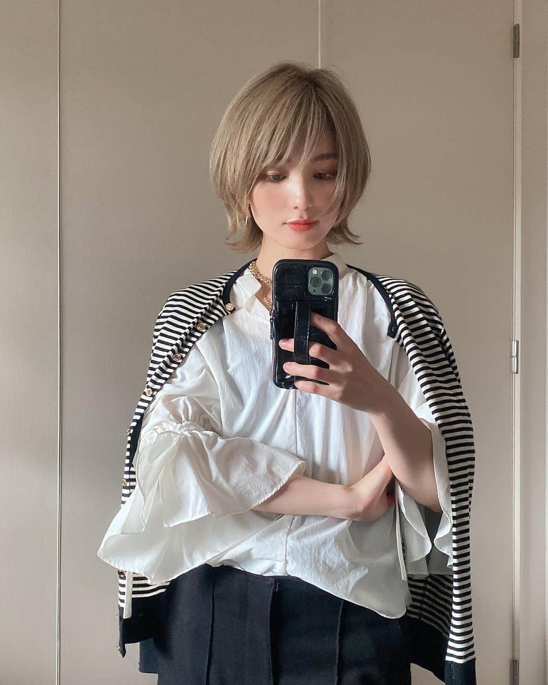 のインスタグラム：「. ブリーチ後3週間くらい経った色落ち @lowe.komo  ソマルカのアッシュシャンプーで 定期的に色入れてるので持ちすごく良いし 丁寧にブリーチしていただいてるので 毎日アイロンで熱通してても 痛みほとんど気にならないです🐑  ブラウスは @public_tokyo カーディガンは @deuxiemeclasse  #ハイトーンショート」
