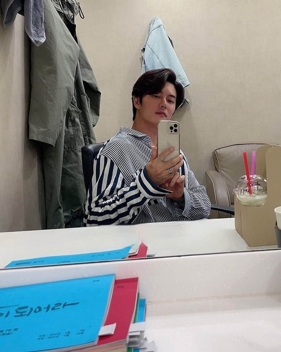 ジェヒのインスタグラム：「셋트 촬영중~ ^^ . . . #드라마 #밥이되어라」