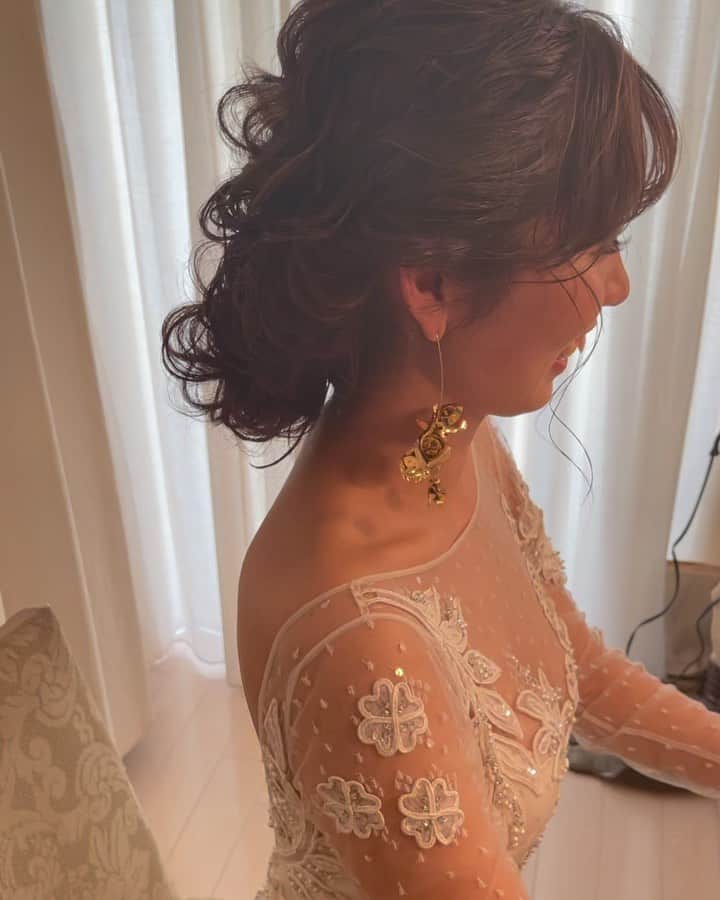 sakincho1028のインスタグラム：「👰🌼🌼🌼 シニヨンスタイル💫 #sakinchohair #hairarrange#hair#arrange#hairset#ヘアアレンジ#アレンジ#ヘアセット#豊橋#美容室#ヘアメイク#出張ヘアメイク#ブライダルヘア#ウェディングヘア#結婚式#花嫁#花嫁ヘア」