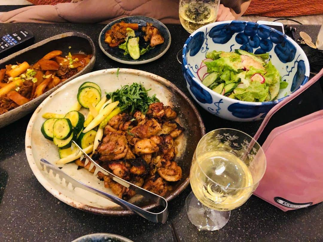 のインスタグラム：「今日は 午後から取材のお仕事✨ お家に帰って 今夜は 娘ちゃんとお家ご飯💖 2人分のつもりが💦 いつもの感覚で作ったら 多すぎましたw 残ったけど 明日の朝ご飯ってことで😊 トッポギ 鶏モモ肉の スパイシーロースト 付け合わせは ズッキーニとホワイトアスパラ👍 フリルレタスと 胡瓜とラディッシュのサラダ 白ワイン🥂 美味しくいただきました💖  #お家ご飯 #家族でご飯 #かあちゃんの味 #娘ちゃんと #毎日を楽しく #幸せのレシピ #今日食べた物が明日の身体を作る」