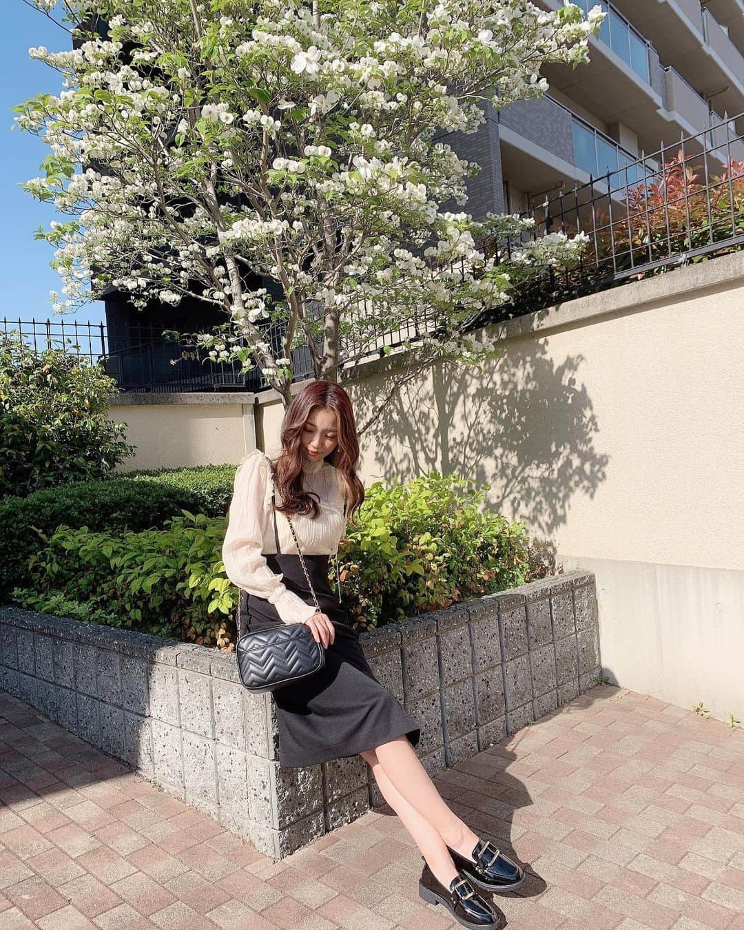 いっちゃん/嶋津 いつみのインスタグラム：「. . 普段カジュアルなコーデが多いから たまにはキレイめお姉さんな LADYな感じにしてみた🙆‍♀️✨ . . どやーww . . . . もうちょっと暖かくなったら このスカートに TシャツとCONVERSE合わせて カジュアルダウンして着ようと思ってる👆🏻🤍 . . . . ちなみにスカートは @fulvum.jp  のですー☺️🌿 . . . . #fulvum #フルーム  #きれいめコーデ #大人カジュアルコーデ . .  #いっちゃん  #フリーモデル  #いっちゃんコーデ #ブライダルモデル #アレンジモデル #ヘアカラー  #ヘアアレンジ #くしゃ顔  #フリーモデル #ドレスモデル #ダイエット  #치맥  #좋아요환영 #소통환영 #팔로우환영  #팔로미 #인친환영 #친구해요 #셀카 #셀피」