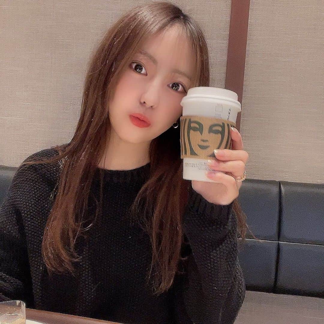 YUKINOのインスタグラム：「🤍  #ストレートヘア #自撮り #selfie #spring #starbucks #cafe #自撮り女子 #加工」
