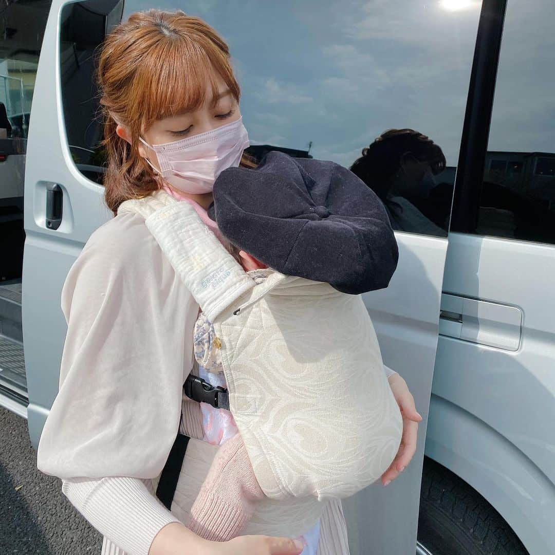 菊地亜美さんのインスタグラム写真 - (菊地亜美Instagram)「. 👶🏻の帽子忘れて、日当たらないように私の帽子被せたww ぶかぶか😂😂😂」4月19日 22時05分 - amikikuchi0905