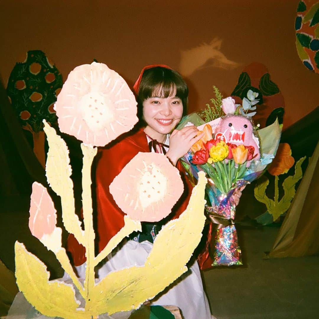 岸井ゆきののインスタグラム：「NHK『おはなしのくに』の赤ずきんの写真👧🏻🎀📸 もうずっっと前のことのような。姪っこが見てくれました。うれしいなあ。 もしよかったら再放送のタイミングでぜひ観てくださいね。  ここに書きたい思いや伝えたいものはたくさんあるのですが 今はそのどれも正確に伝えられる気はせず、また そのどれもまだ知らせることはできなくて無念。  なんかさー、思いもよらぬ感情に出会う日々です。 映画の撮影をしていました、そして今はまたちがう映画を撮っていることは確かです。ふふ。 まだ擬音語の中にあるこの気持ち、いつか言葉になおるかねえ。  そして、映画『ホムンクルス』（ @homunculus_eiga ）が劇場で限定公開しています。4/22からNetflixで全世界配信です。 愛がなんだ（ @aigananda ）も同日にNetflixで配信されるようです。えっえっうれしい〜。💘💘 どちらも成田凌さんと共演していますがちがう温度でおもしろいと思います。 本音を言えばぜひおおきなスクリーンでも観てほしいなあ。 ホムンクルスは音の効果もすばらしくて、劇場が響く感触をシートからあじわってほしいです。 バイプレイヤーズ（ @tx_byplayers ）も4/9から劇場公開中です。仲間に入れてもらえてうれしかった。暑い夏、楽しい撮影でした。 こちらももしよかったら劇場でぜひ観てくださいね✨✨  くれぐれも身体に気をつけて、よく食べて、朝晩はあたたかくしてくださいね❣️🍲」