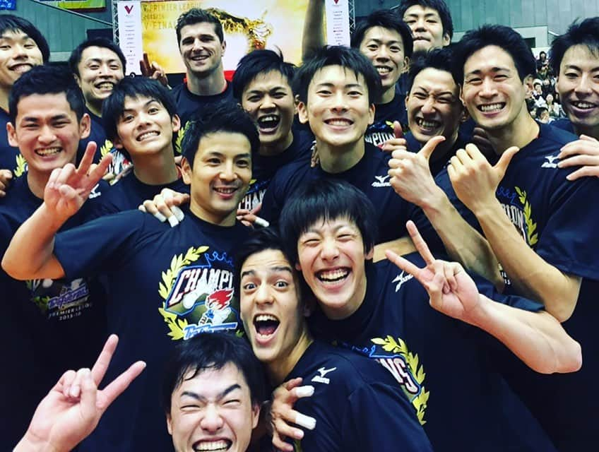 高松卓矢さんのインスタグラム写真 - (高松卓矢Instagram)「昨日で11年間の現役生活が終わりました。  長い様で凄く短かった11年でしたがとても恵まれたバレー人生でした。  沢山の人に支えられここまでバレーを続ける事ができて本当に良かったと思います。  ファンの皆さんに最後まで応援をしてもらえて本当に幸せでした、いつも僕に元気を与えてくれてありがとうございました。  今まで僕の人生の全てといっても過言ではないバレーボールから離れ、ここからどんな生活が待っているかわかりませんが、また新たな目標を見つけて頑張っていきたいと思います。  最高に幸せなバレー人生だった。 本当にありがとうございました。　  #これが最後の #たかまつり #みんなありがとう」4月19日 22時13分 - takamatsuri12