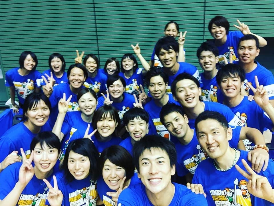 高松卓矢さんのインスタグラム写真 - (高松卓矢Instagram)「昨日で11年間の現役生活が終わりました。  長い様で凄く短かった11年でしたがとても恵まれたバレー人生でした。  沢山の人に支えられここまでバレーを続ける事ができて本当に良かったと思います。  ファンの皆さんに最後まで応援をしてもらえて本当に幸せでした、いつも僕に元気を与えてくれてありがとうございました。  今まで僕の人生の全てといっても過言ではないバレーボールから離れ、ここからどんな生活が待っているかわかりませんが、また新たな目標を見つけて頑張っていきたいと思います。  最高に幸せなバレー人生だった。 本当にありがとうございました。　  #これが最後の #たかまつり #みんなありがとう」4月19日 22時13分 - takamatsuri12