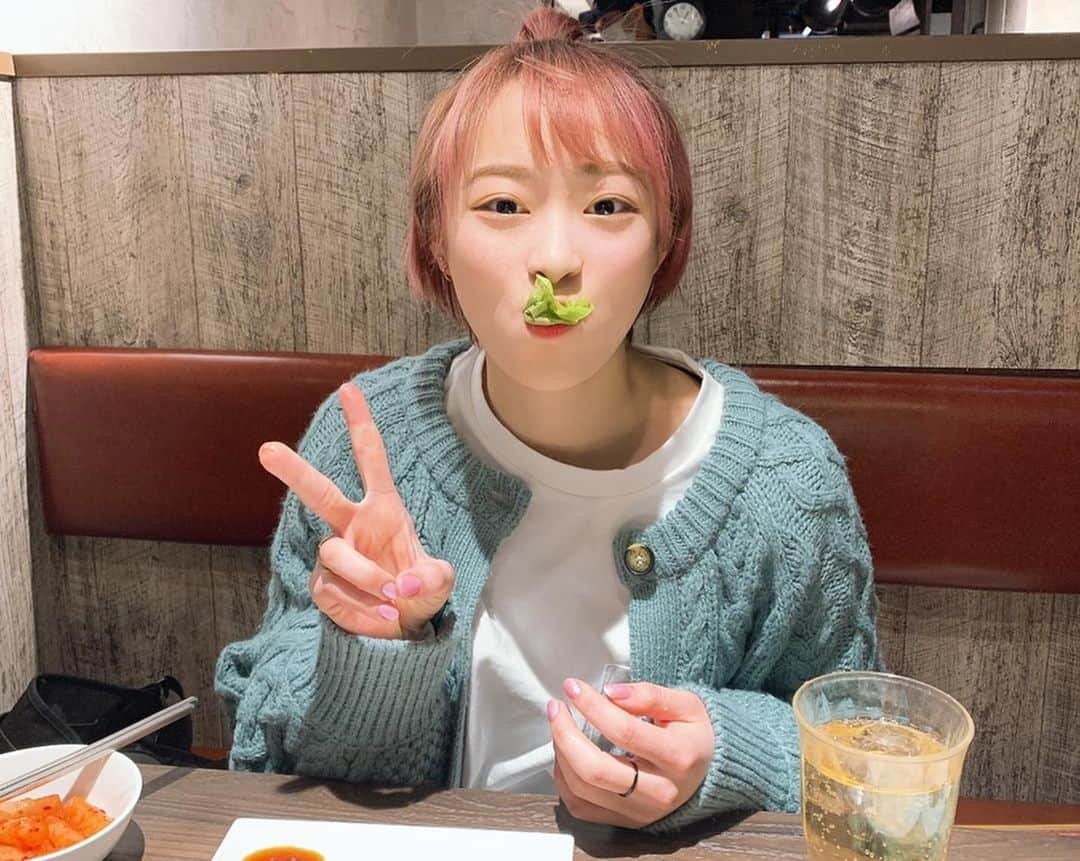 平岩優奈さんのインスタグラム写真 - (平岩優奈Instagram)「私の大好きななんでも喋り倒す友達と昨日ご飯に行けた❤️🥴  食べたかったお肉をおなかいっぱい食べれて幸せでした😳⸝⸝⸝♡  たくさんのメッセージありがとうございます！これからも私らしく、大好きな体操を楽しんで頑張って行きたいと思います¨̮ ¨̮ ¨̮ 応援ありがとうございました😊」4月19日 22時20分 - hiraiwa_yuna