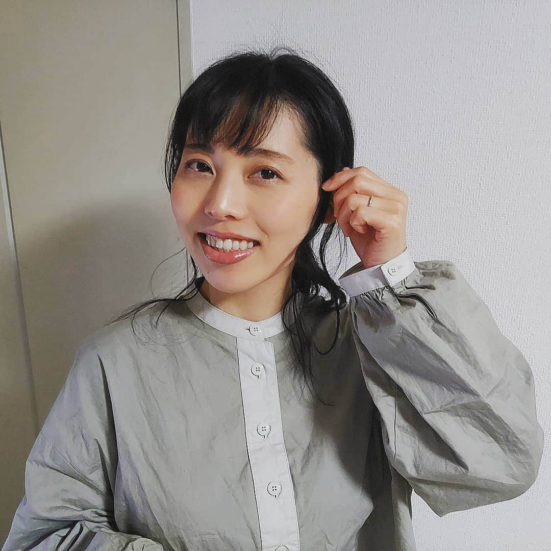 和泉杏さんのインスタグラム写真 - (和泉杏Instagram)「私のfashion . ブログには書いたんですが、 コメントで「このシャツ可愛い！どこのですか？」と頂いたのでこちらにも書いてみます♪ . #tandey （ #タンデイ ）というブランドの【 #休日と詩 】というシリーズのシャツです♪ . 全体の色はグレー寄りのカーキみたいな色で、襟や上の方のボタンのところ、袖口はライトグレーみたいな感じの色です！ . ちゃんに「もっとちゃんとした良い服を着てよ！」と言われ、 選んでもらって買ってもらった一品です🤣笑 . 自分では「とにかく安くて、でもそんなに安っぽくは見えないもの」の基準でばっかり選んでましたが、初めて値札見ずに試着までいきました…🤣笑 . 私の価値観では気を失うほど高かったですが、ものすごく気に入って着まくっています♪ . 良い服って、良いですね…😗 . 目覚めるな…目覚めるなよ自分…節約節約…😱😱😱😱笑 . . . #菊田家 #ハナコ菊田 #ハルカラきょう  #菊田夫妻 #菊田夫婦 #菊田fashion #菊田家fashion #旦那チョイス #旦那が選んだら初めて服装褒められた #おいおい #自分って一体 #節約家 #もったいながり #もったいないもったいない」4月19日 22時30分 - izumikyou