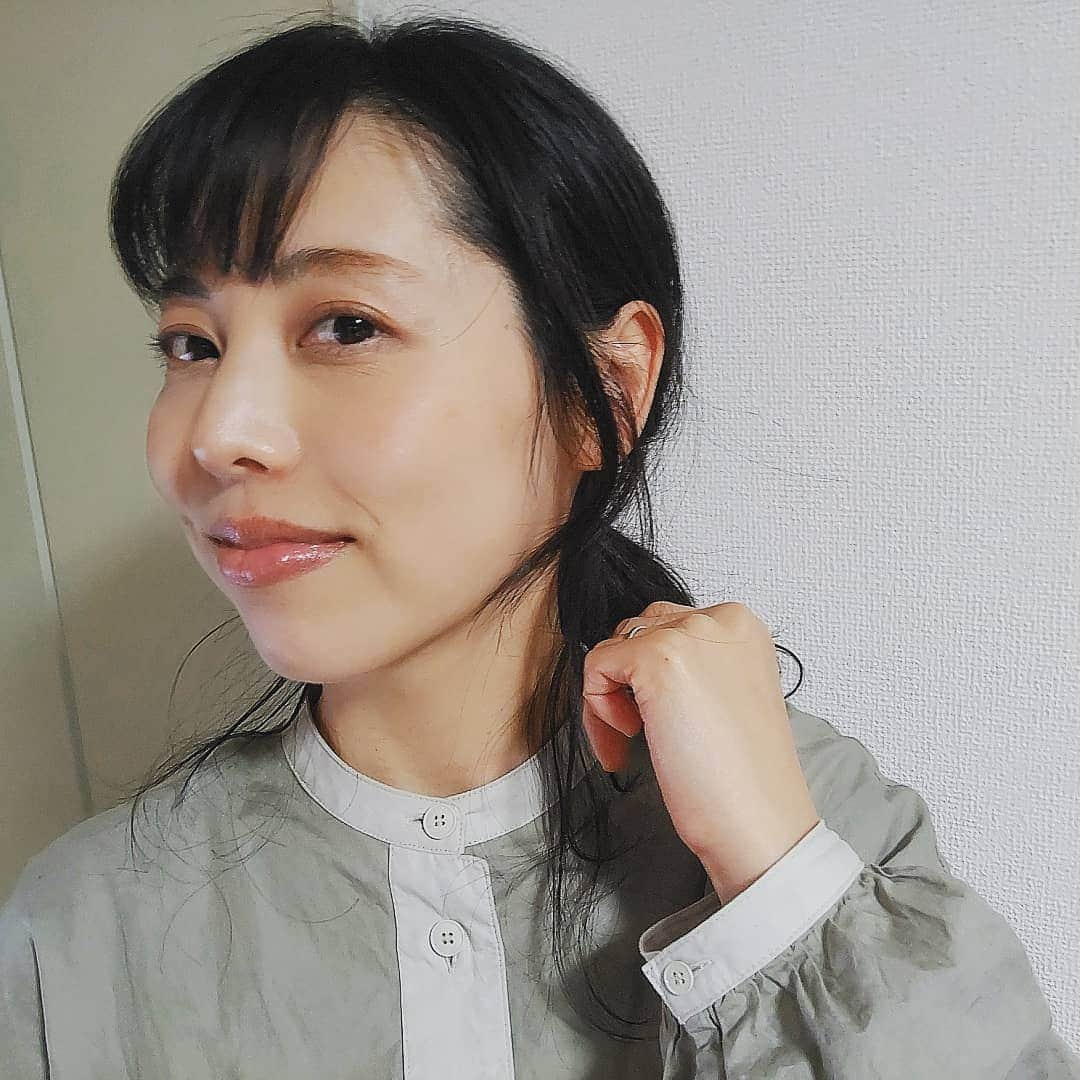 和泉杏さんのインスタグラム写真 - (和泉杏Instagram)「私のfashion . ブログには書いたんですが、 コメントで「このシャツ可愛い！どこのですか？」と頂いたのでこちらにも書いてみます♪ . #tandey （ #タンデイ ）というブランドの【 #休日と詩 】というシリーズのシャツです♪ . 全体の色はグレー寄りのカーキみたいな色で、襟や上の方のボタンのところ、袖口はライトグレーみたいな感じの色です！ . ちゃんに「もっとちゃんとした良い服を着てよ！」と言われ、 選んでもらって買ってもらった一品です🤣笑 . 自分では「とにかく安くて、でもそんなに安っぽくは見えないもの」の基準でばっかり選んでましたが、初めて値札見ずに試着までいきました…🤣笑 . 私の価値観では気を失うほど高かったですが、ものすごく気に入って着まくっています♪ . 良い服って、良いですね…😗 . 目覚めるな…目覚めるなよ自分…節約節約…😱😱😱😱笑 . . . #菊田家 #ハナコ菊田 #ハルカラきょう  #菊田夫妻 #菊田夫婦 #菊田fashion #菊田家fashion #旦那チョイス #旦那が選んだら初めて服装褒められた #おいおい #自分って一体 #節約家 #もったいながり #もったいないもったいない」4月19日 22時30分 - izumikyou