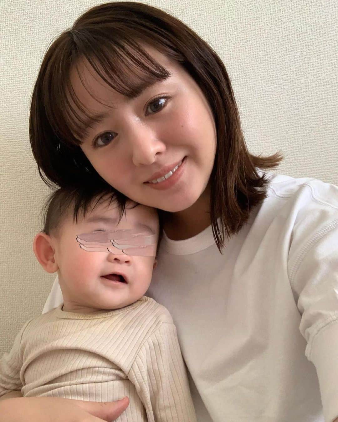 菅谷梨沙子さんのインスタグラム写真 - (菅谷梨沙子Instagram)「長女が赤ちゃんだった頃に比べて、次女はかなり甘えん坊。 ちょっと離れると手広げて抱っこー！っと。笑  今のところ腱鞘炎の予兆もないけど気をつけなくては…😅  #女の子ママ#次女#姉妹#生後7ヶ月」4月19日 22時48分 - risako_sugaya
