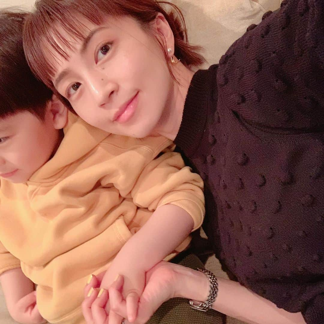 安田美沙子さんのインスタグラム写真 - (安田美沙子Instagram)「兄弟の再会🤍 2人連れては大変なので、私は兄、主人は弟を見ることに。 2日間も弟と離れたのは初めて❤️ なんだか、どうぞして、おもちゃを手放すことを習得していたり。。。 会わない間に急激に成長していました！ そして、狙ってたわけじゃないけど色違いのパーカー着てたね☺️  沢山ぎゅぎゅー❤️❤️  はんなもトリミングで可愛くなって、笑顔満開です🌸  #brothers  #love #boys #小さい彼氏　#大好きなふたり #再会」4月19日 22時49分 - yasuda_misako