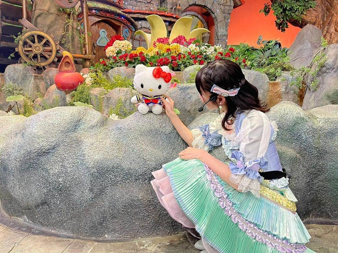 横山由依のインスタグラム：「AKB48の衣装を着たキティちゃんと握手🍎  #hellokitty #AKB48」