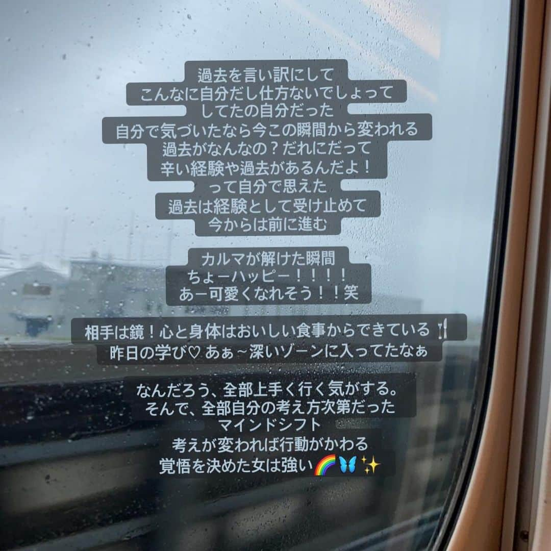 宮崎絹子さんのインスタグラム写真 - (宮崎絹子Instagram)「過去を経験にして 前を見て進もうとか ㅤㅤㅤㅤㅤㅤㅤㅤㅤㅤㅤㅤㅤ 言霊とか、思考は現実になるとか、 いつもそう思ってるのに  なぜか全部ぐるぐるしちゃって 当たり前のことができなくなる時って どんな人にでもあると思うんだけど ㅤㅤㅤㅤㅤㅤㅤㅤㅤㅤㅤㅤㅤ 気づいて変えられるのは自分しかいないんだよね 自分の機嫌は自分で取る ㅤㅤㅤㅤㅤㅤㅤㅤㅤㅤㅤㅤㅤ 昨日ね、すごい勢いで、そして、あるべきタイミングで、確実にステップアップしちゃってさ🤣✨ そうゆうこと、みんなにシェアしたくなっちゃうよね。 ㅤㅤㅤㅤㅤㅤㅤㅤㅤㅤㅤㅤㅤ 自分が自分のことを素敵と思えてるのかな？ この言葉を口にして、その日一日幸せに過ごせるのかな？ って自分に聞いてみて！ ㅤㅤㅤㅤㅤㅤㅤㅤㅤㅤㅤㅤㅤ 新しいことするときって 今こうやって思ってても 明日になったらすぐ忘れちゃって元通りになっちゃうから、ここにメモ。自分メモ🤣 自分メモしないタイプだけど 今日はそんな気分になっちゃうくらい 人生レベルの次元上昇感じちゃったわ🌈✨🦋💘 ㅤㅤㅤㅤㅤㅤㅤㅤㅤㅤㅤㅤㅤ 余裕ない時またこれよもー！笑 ㅤㅤㅤㅤㅤㅤㅤㅤㅤㅤㅤㅤㅤ 写真は @bluewoodsmonkey が沖縄で撮ってくれたなにも飾ってないわたし🤣🦋🌊 #babykiyfilm #かなえフォト」4月19日 23時08分 - babykiy